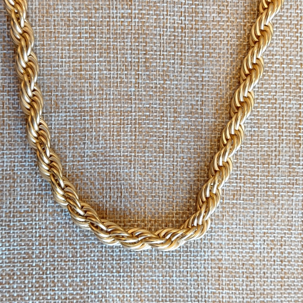 Gold tone twist necklace. Shein glam.
